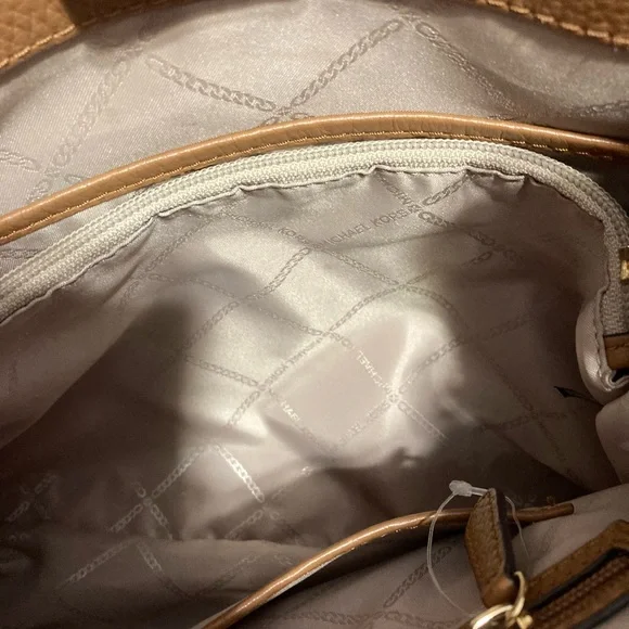 Micheal Kors Purse - Picture 10 of 16